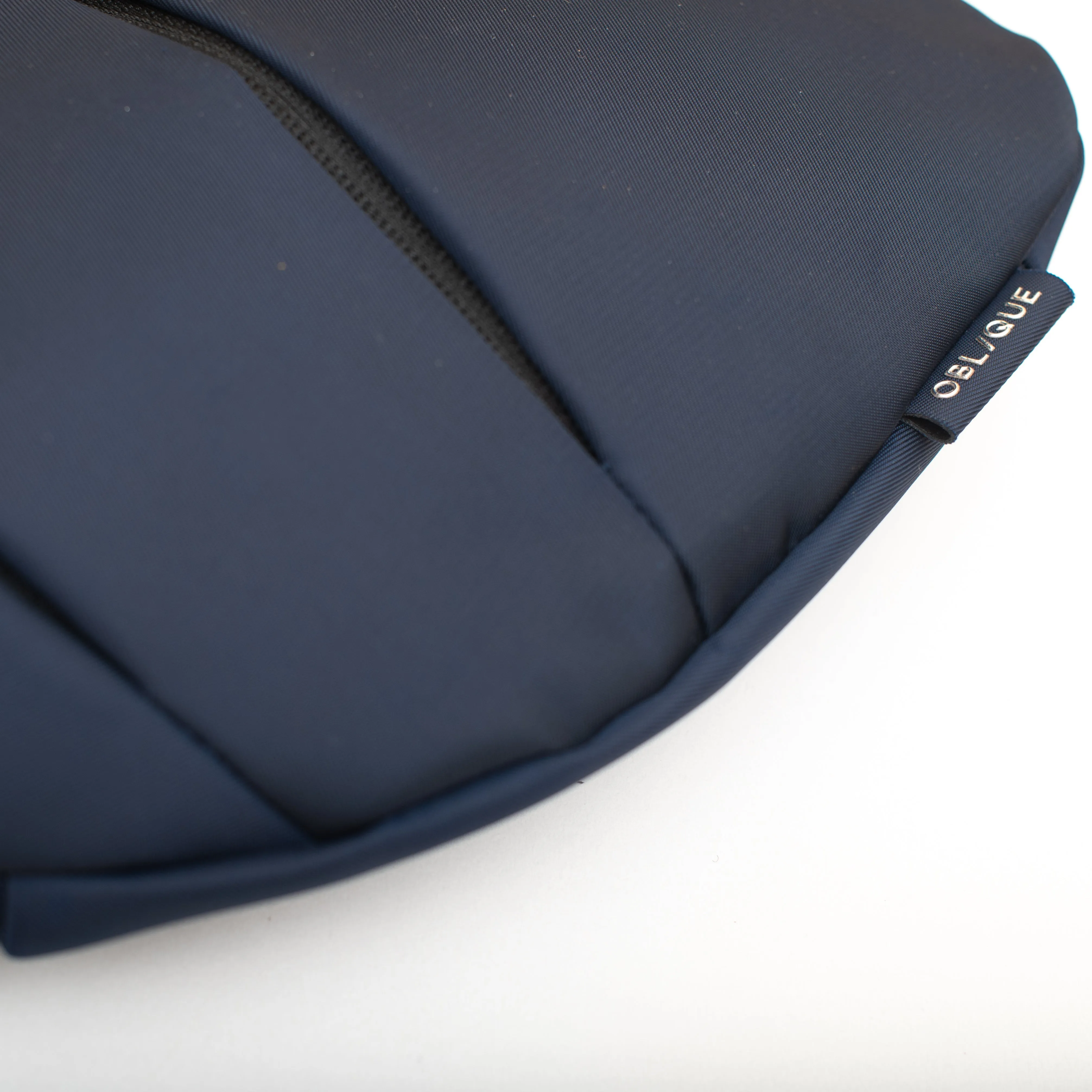 Oblique Columbus Sling Bag: 1N