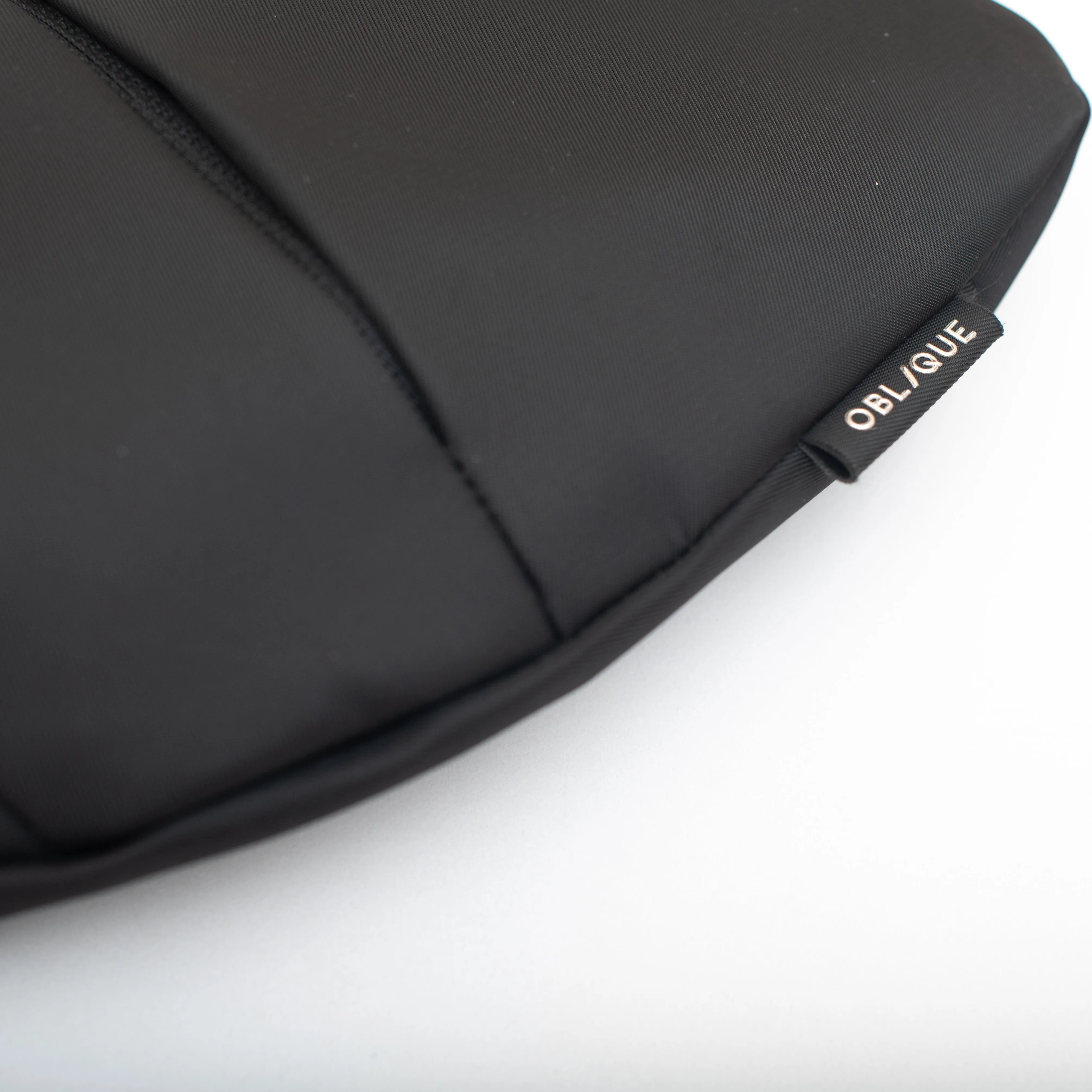 Oblique Columbus Sling Bag: 1N