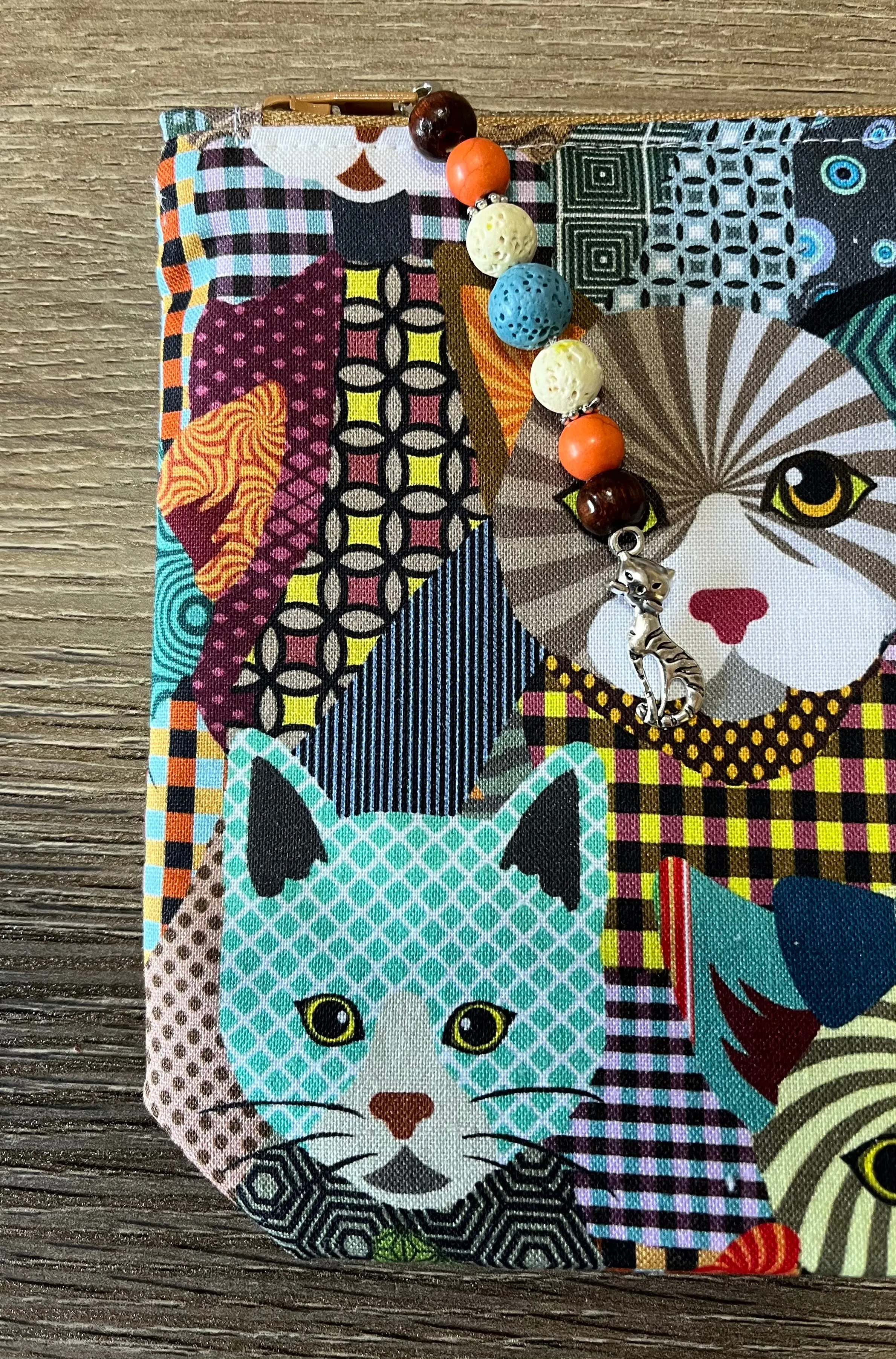 Retro Cats with boxed bottom - 19.5cm x 14cm with Zipper Charm