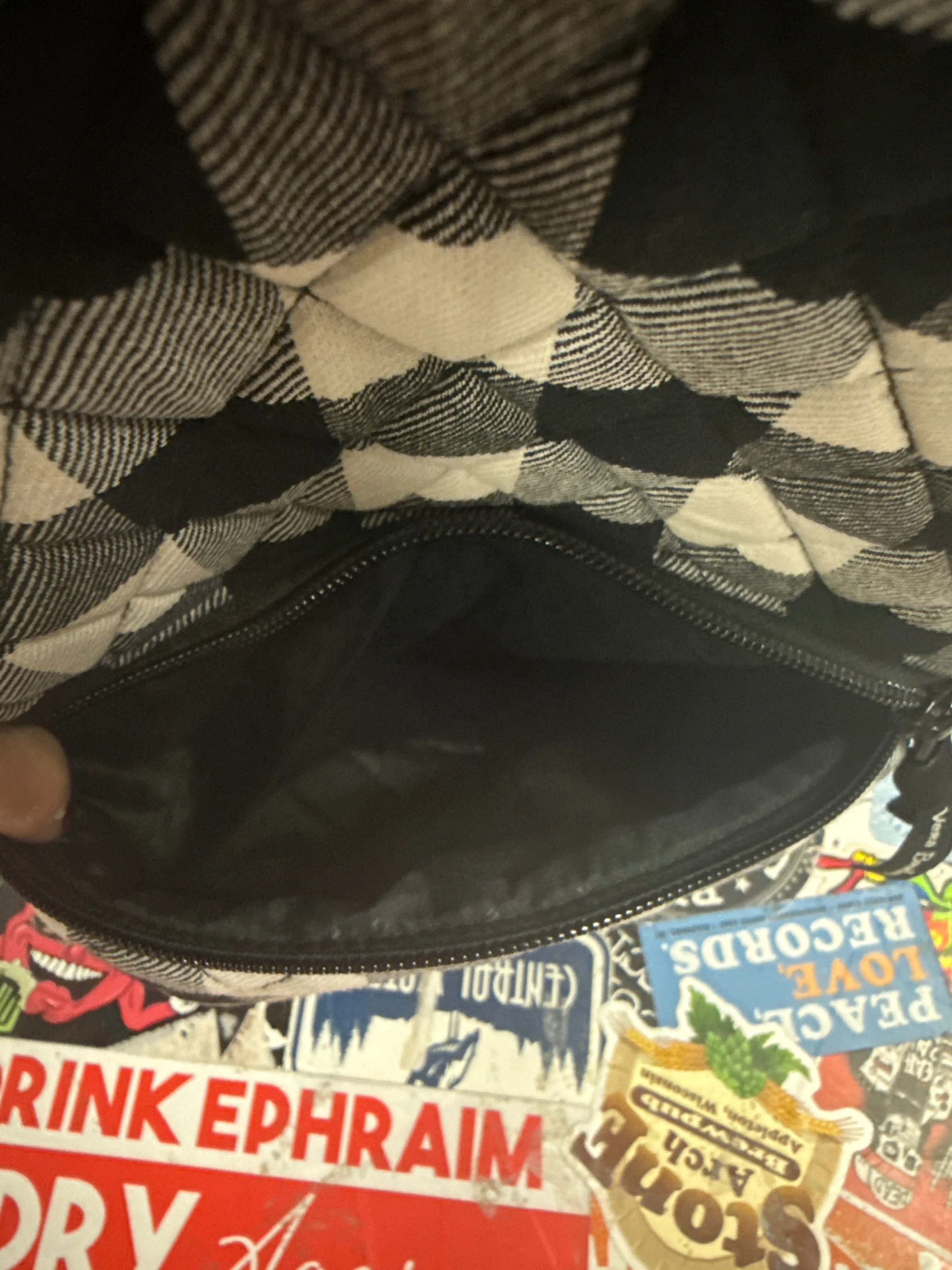 VERA BRADLEY SLING BAG (org$75)